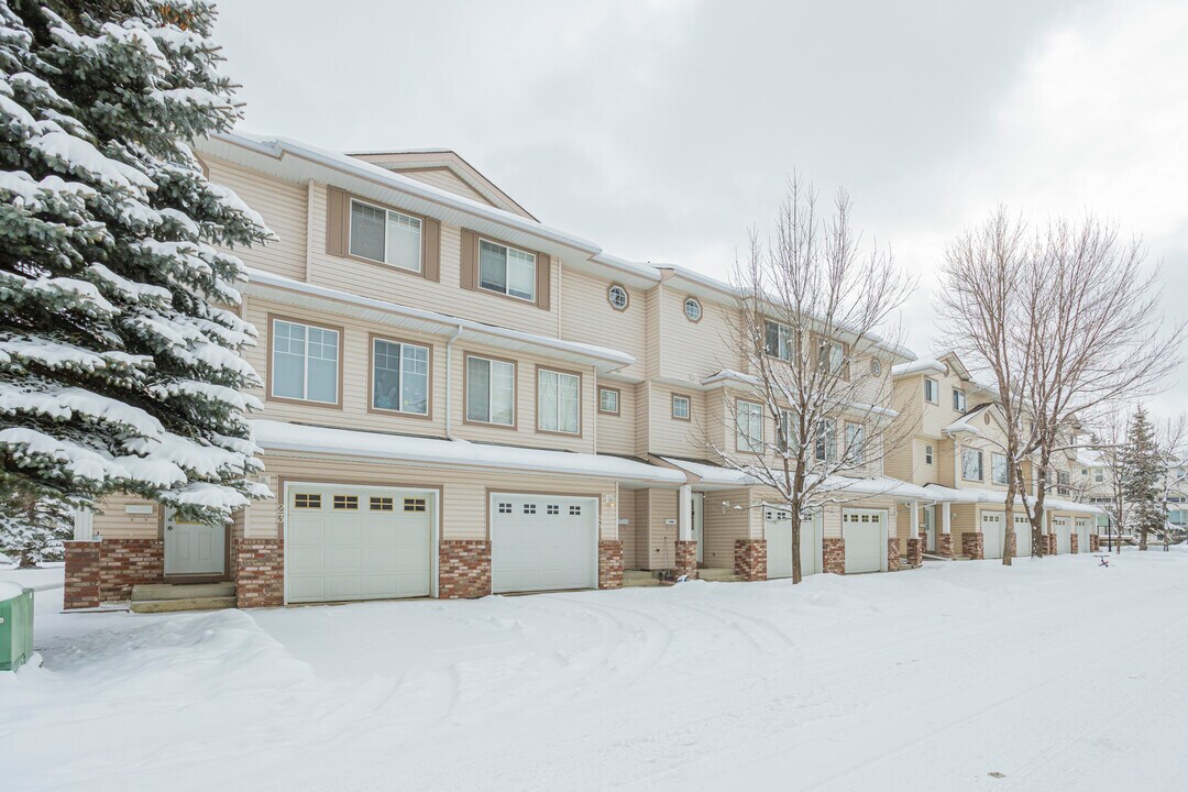 35 Country Hills Cove NW in Calgary, AB - Building Photo