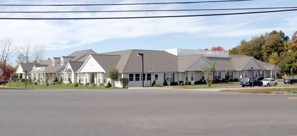 Middlewoods of Newington in Newington, CT - Foto de edificio - Building Photo
