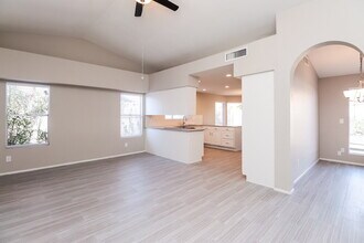 8014 W Aster Dr in Peoria, AZ - Foto de edificio - Building Photo