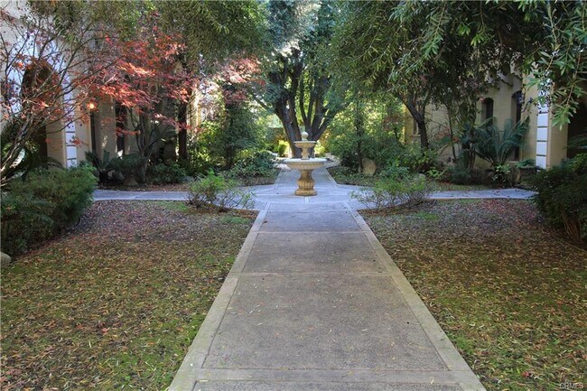 248 S Orange Grove Blvd in Pasadena, CA - Building Photo - Building Photo