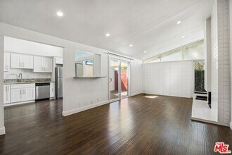 416 Bolero Way in Newport Beach, CA - Foto de edificio - Building Photo