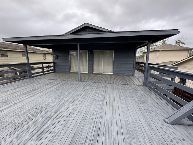 9035 Hollock St in Houston, TX - Foto de edificio - Building Photo