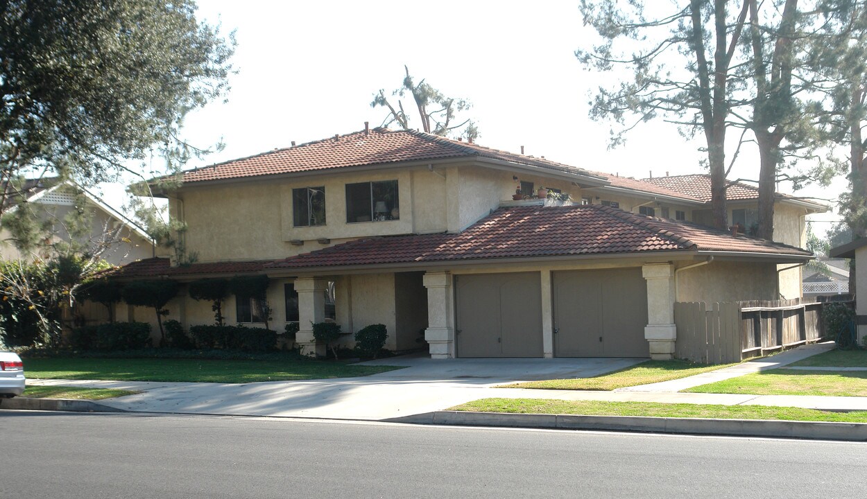 418 W Center St in Covina, CA - Foto de edificio