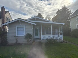 459 SE Washington St in Dallas, OR - Building Photo