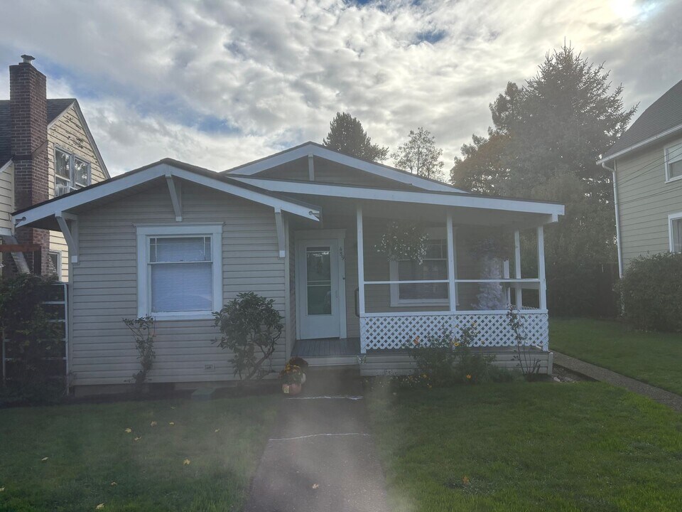 459 SE Washington St in Dallas, OR - Building Photo