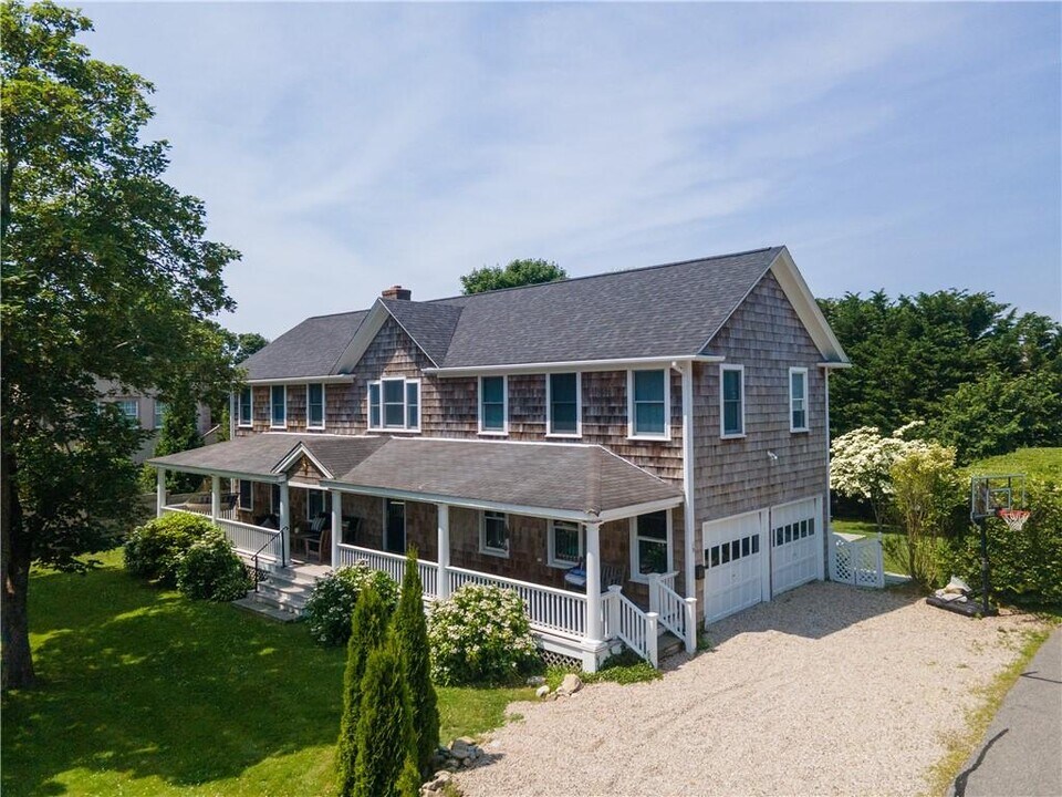 197 Coggeshall Ave in Newport, RI - Building Photo