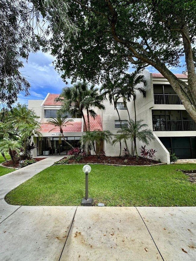 210 Lakeview Dr in Weston, FL - Building Photo - Building Photo