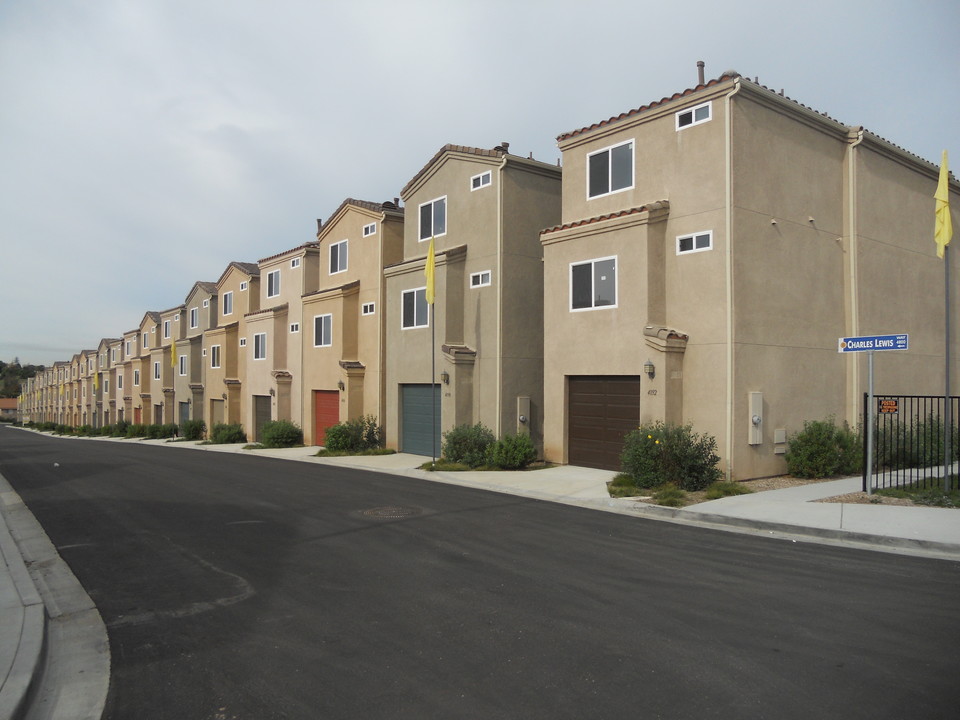 Chollas Creek in San Diego, CA - Foto de edificio