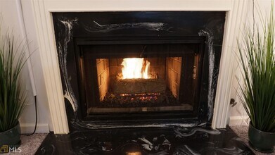 1378 Keys Lake Dr NE in Atlanta, GA - Foto de edificio - Building Photo