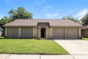 7526 Shoshone Dr in Baytown, TX - Building Photo