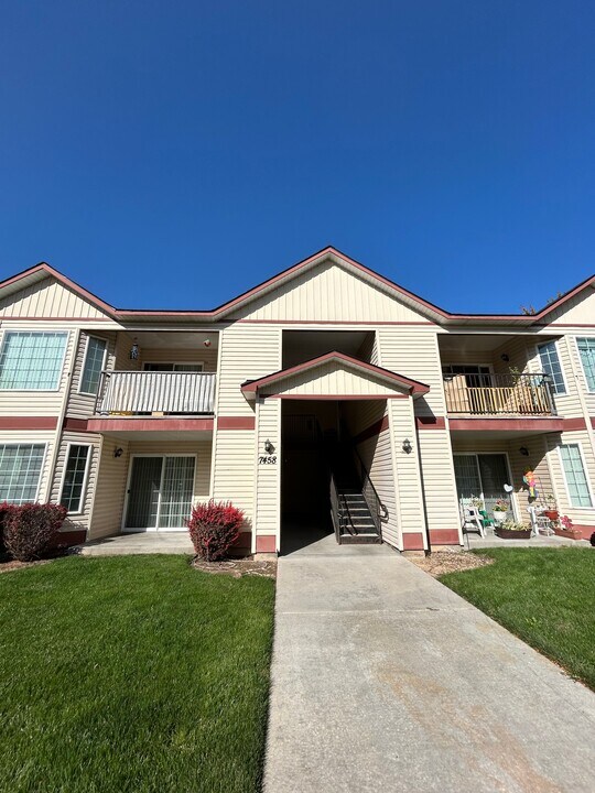 7458 W Tottenham Ln, Unit 202 in Boise, ID - Building Photo