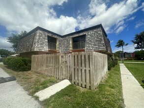 354 Lake Arbor Dr in Palm Springs, FL - Building Photo - Building Photo