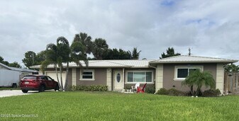 574 Dianne Dr in Melbourne, FL - Building Photo