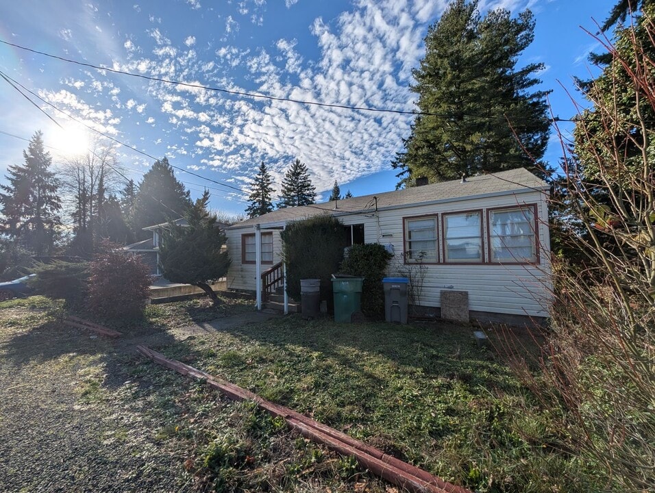 409 S Charleston Ave in Bremerton, WA - Building Photo