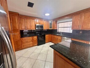 8950 NW 189th Terrace in Hialeah, FL - Foto de edificio - Building Photo