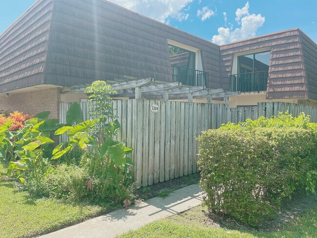 1304 13th Ln in Palm Beach Gardens, FL - Building Photo - Building Photo