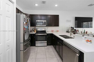 10628 W 33rd Way in Hialeah, FL - Foto de edificio - Building Photo