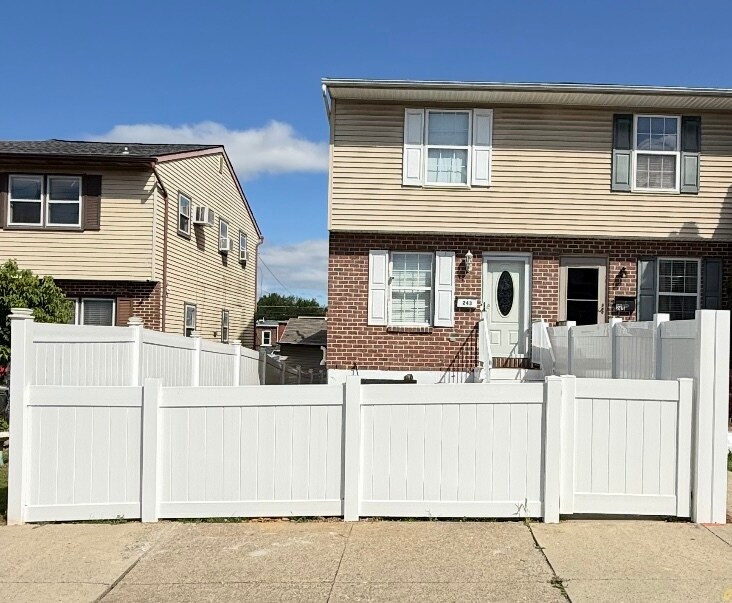 243 E Fairview St in Allentown, PA - Building Photo