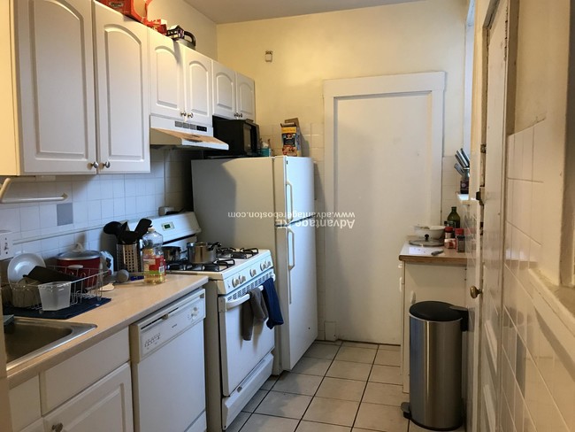 74 Egmont St, Unit 5 in Brookline, MA - Foto de edificio - Building Photo