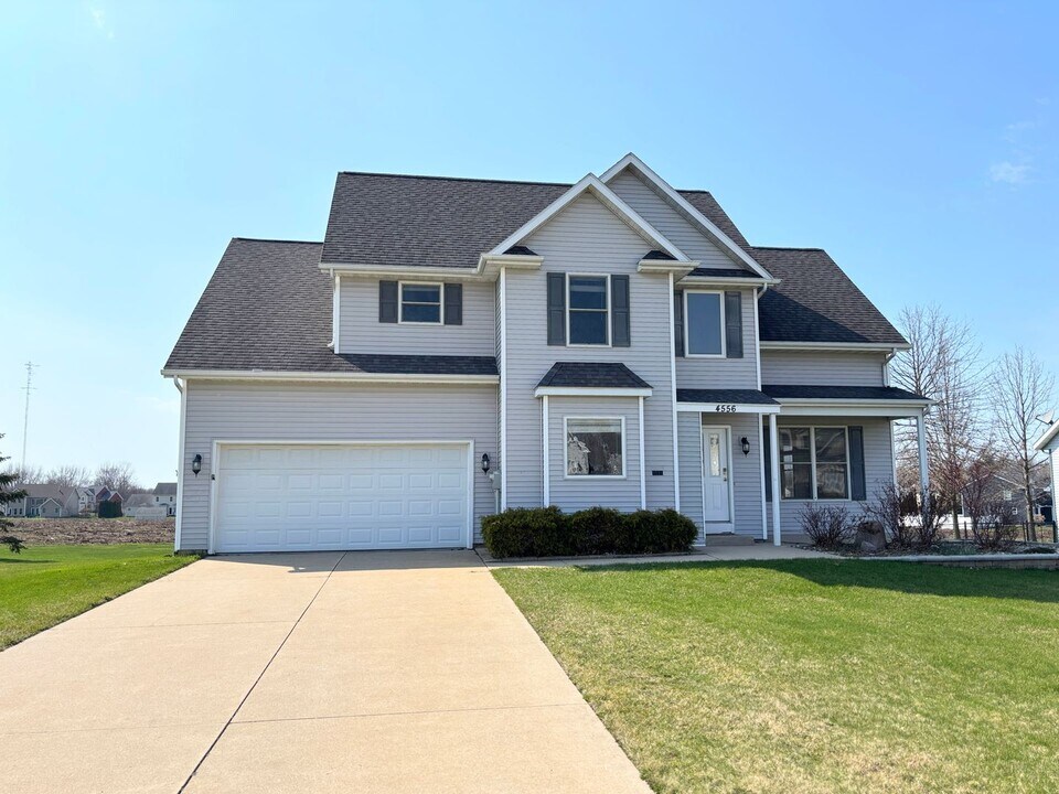 4556 Rachel Ln in St. Joseph, MI - Building Photo