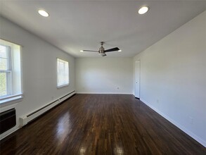 323 Centre Ave in New Rochelle, NY - Building Photo - Building Photo