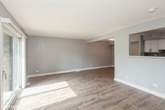 2242 Country Club Dr in Woodridge, IL - Building Photo - Building Photo