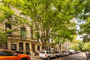 322 W 101st St in New York, NY - Building Photo