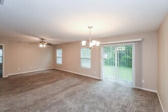 2236 Crystal Cove Dr in Green Cove Springs, FL - Foto de edificio - Building Photo