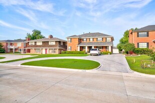 6525 Avondale Dr in Nichols Hills, OK - Building Photo