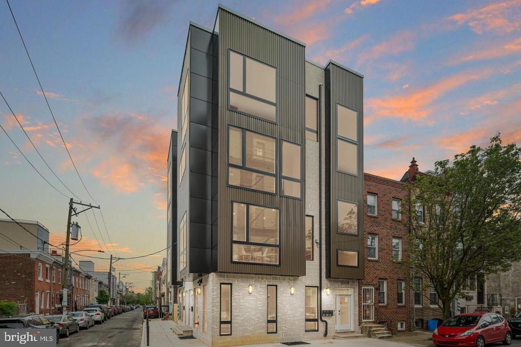 2219 Emerald St-Unit -4 in Philadelphia, PA - Building Photo