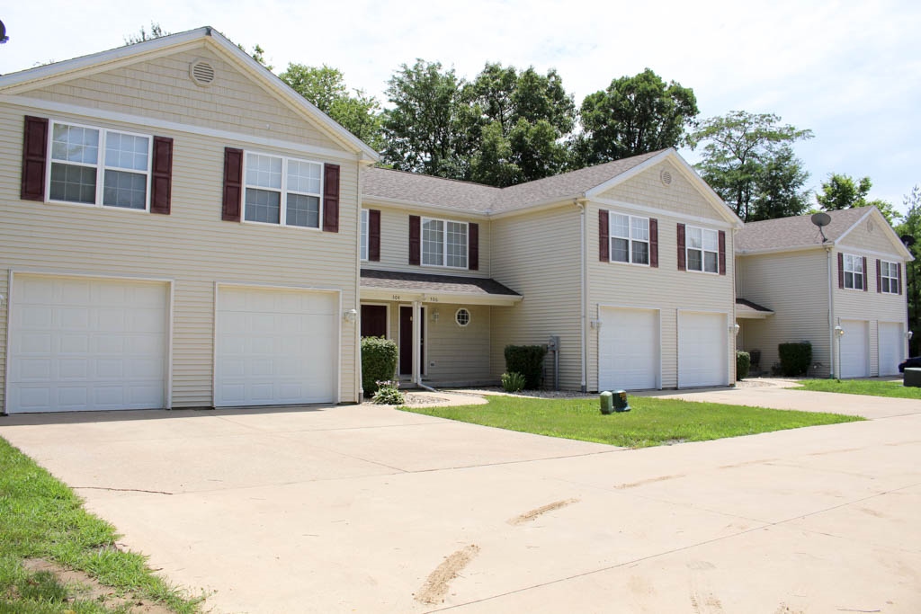 Windwood Court in Mahomet, IL - Building Photo