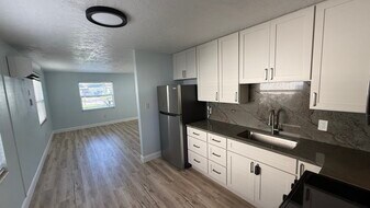 2404 51st Avenue Ter W, Unit B in Bradenton, FL - Building Photo