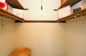 Sunset Ridge Apartments in Milwaukee, WI - Building Photo - Interior Photo