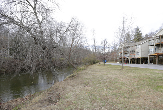 Riverview in Asheville, NC - Foto de edificio - Building Photo