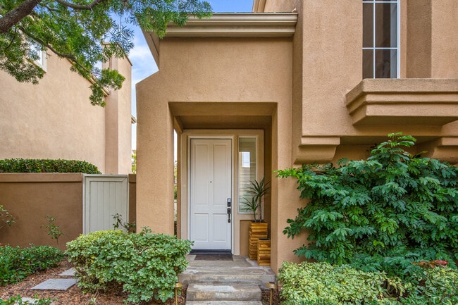 110 Lessay in Newport Beach, CA - Foto de edificio - Building Photo