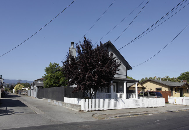 722 Clinton St in Redwood City, CA - Building Photo - Building Photo