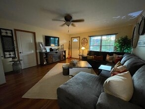2045 Rosewood Dr NW in Cedar Rapids, IA - Building Photo - Building Photo