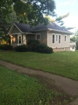 916 W 18th St in Cedar Falls, IA - Building Photo