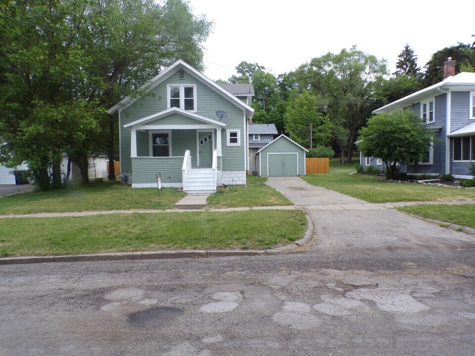 1 Howder St in Hillsdale, MI - Building Photo