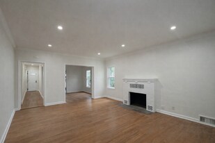 582 N Oakland Ave, Unit 582 N Oakland Ave in Pasadena, CA - Building Photo