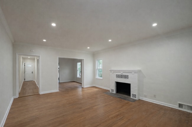 582 N Oakland Ave, Unit 582 N Oakland Ave