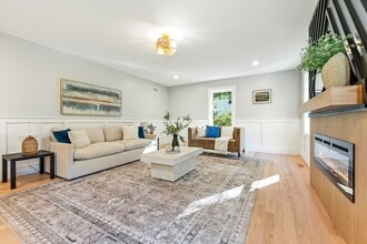 110 Wilson Rd in Bedford, MA - Foto de edificio - Building Photo