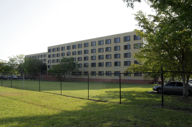 Saga Bay in Miami, FL - Foto de edificio - Building Photo