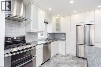 2162 Mt Forest Dr in Burlington, ON - Building Photo - Building Photo