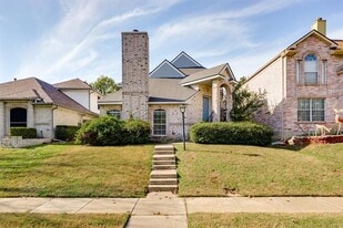 1348 Creekview Dr in Lewisville, TX - Building Photo