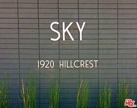 1920 Hillcrest Rd in Los Angeles, CA - Foto de edificio - Building Photo