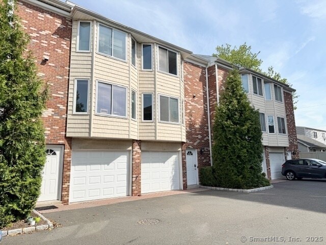 1611 Washington Blvd in Stamford, CT - Building Photo
