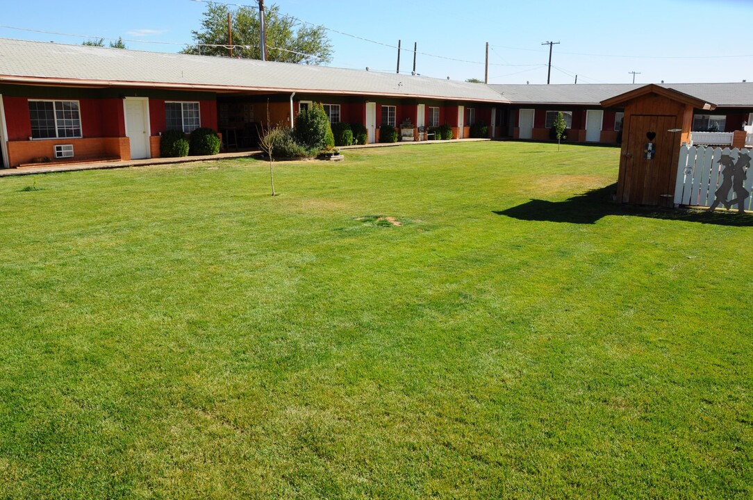 902 W Hopi Dr, Unit #4 in Holbrook, AZ - Building Photo