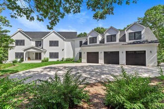 421 Edge Of Woods Rd in Southampton, NY - Building Photo - Building Photo