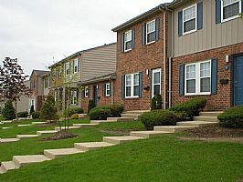 Squire Village Apartments in Elgin, IL - Building Photo